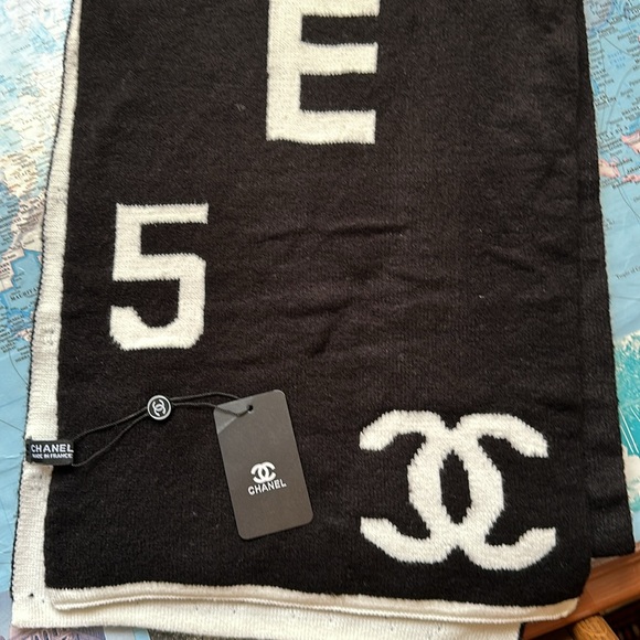 🌺🌺 NWT CHANEL DOBLE SIDE SCARVE - Picture 2 of 9